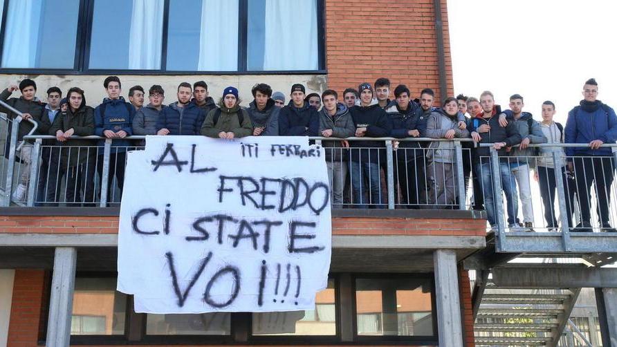 Lo striscione esposto ieri dagli studenti dell’Istituto tecnologico Ferrari (Foto Nucci)