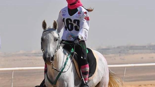 Veronica Simula durante la gara di Endurance nel deserto degli Emirati arabi