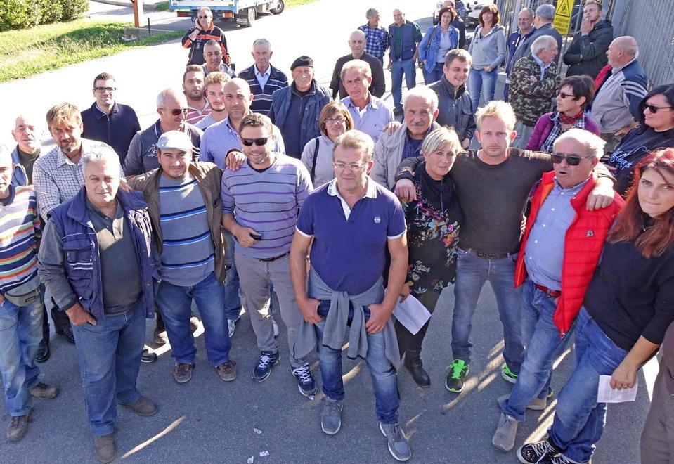 Un gruppo di vivaisti creditori di Bruschi davanti alla sede dell’azienda di Bottegone (foto Lorenzo Gori)