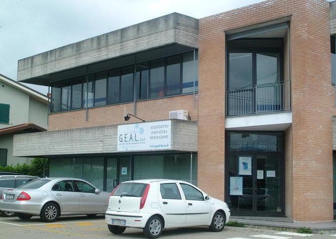 Tutti in fila da Geal per fare la voltura