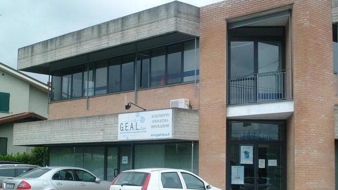 Tutti in fila da Geal per fare la voltura