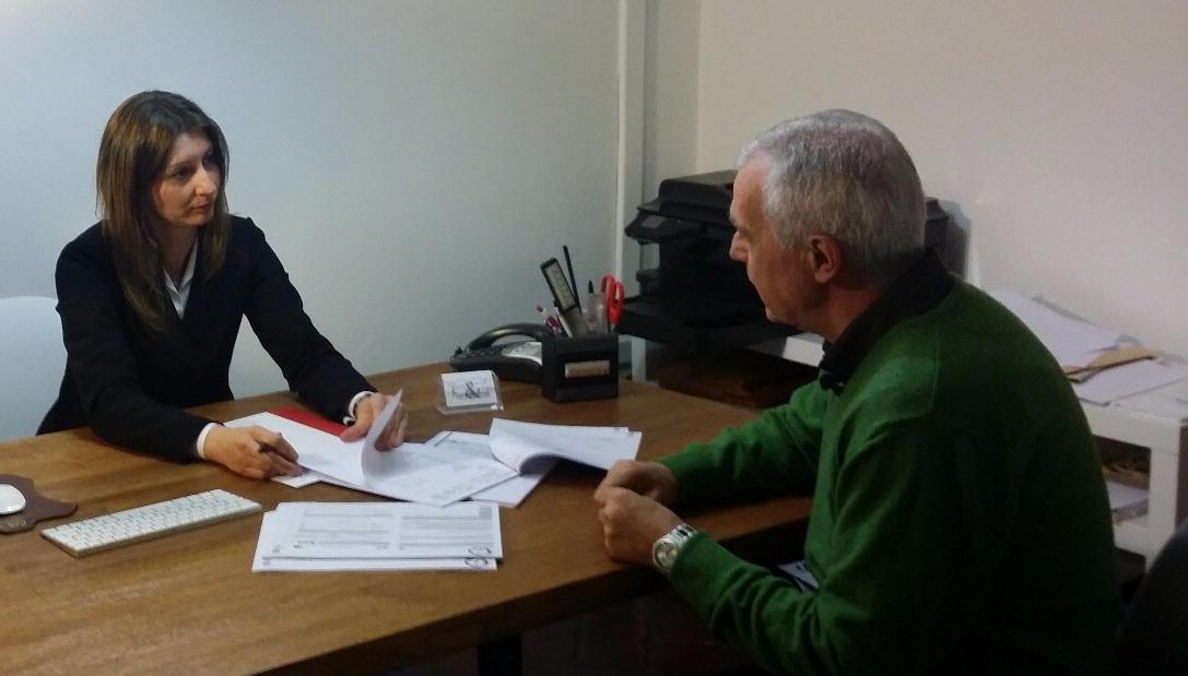 L'avvocato Giada Caciagli con Mauro Cellini, vittima della disavventura sanitaria