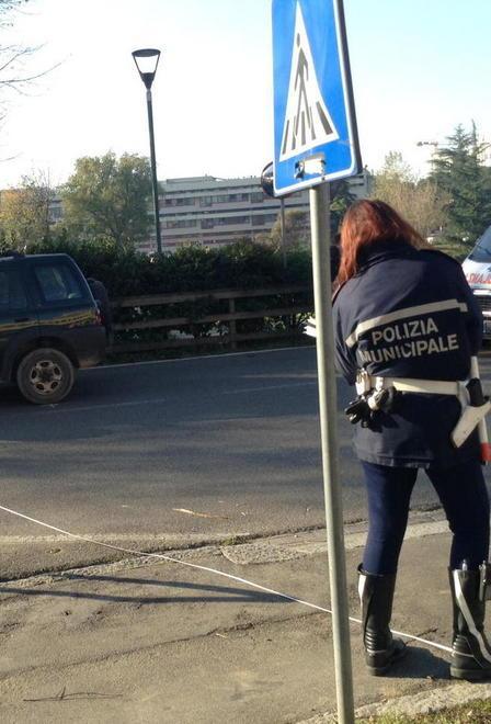 Donna investita da una jeep mentre cammina per strada