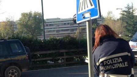 Donna investita da una jeep mentre cammina per strada