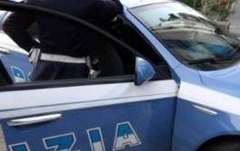 Tenta di investire con l’auto il rivale in amore: arrestato