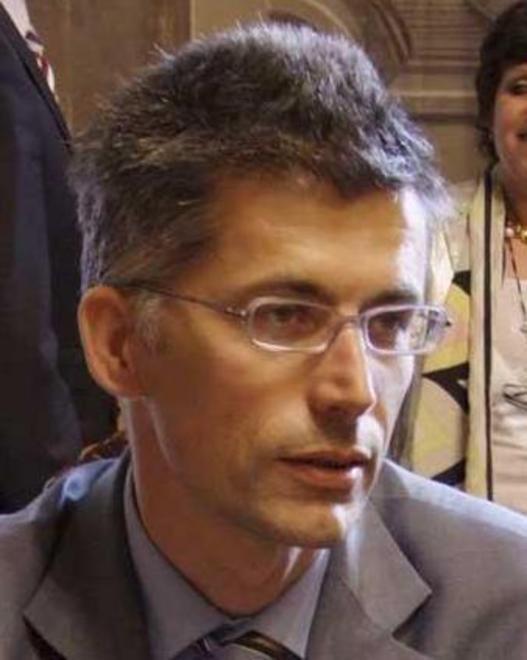 È coerente dimettersi dal Pd e non dalle cariche istituzionali? 