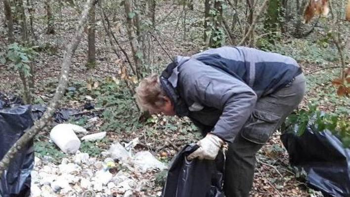 Maxi sacchi di rifiuti nel bosco a pulire è il vicino fast food