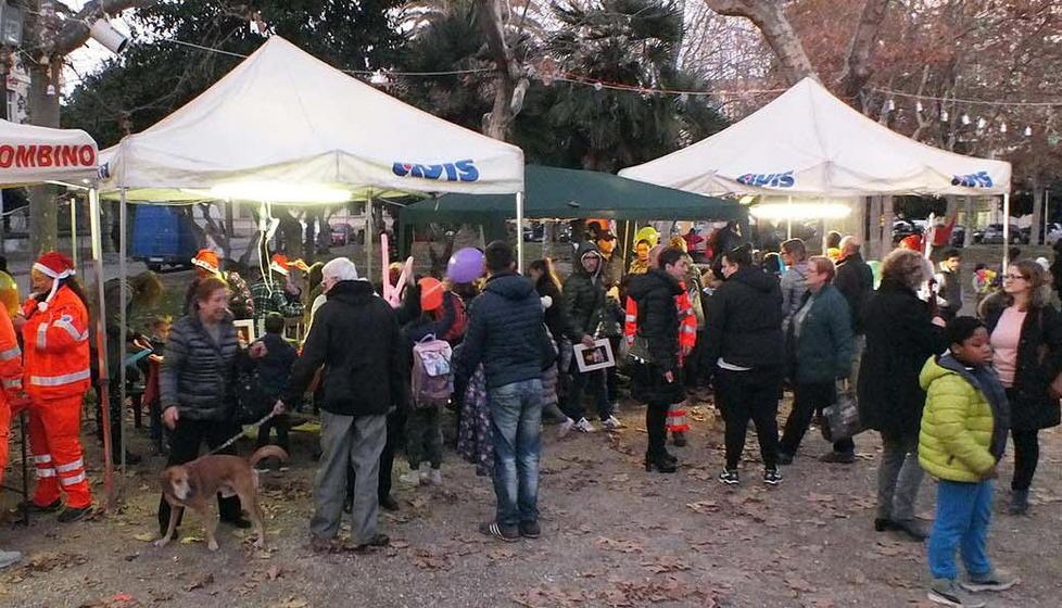 L’albero di Natale in piazza Dante più l’arte del riciclo 