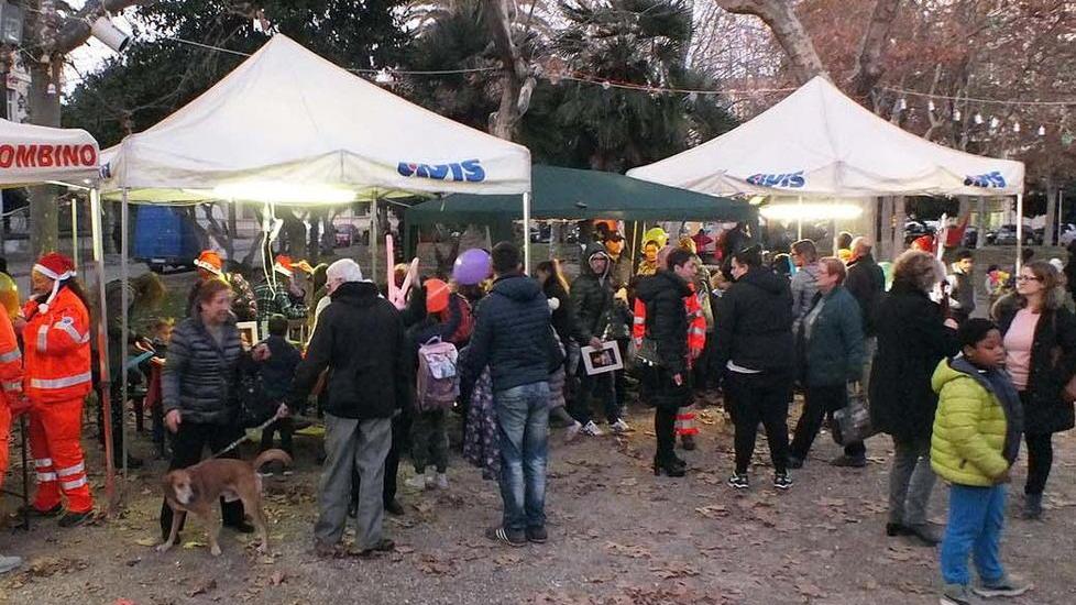 L’albero di Natale in piazza Dante più l’arte del riciclo