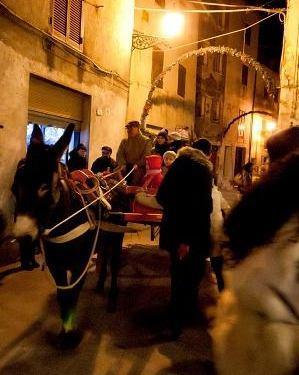 A Pitigliano si accende il Natale tra luci e pista di ghiaccio