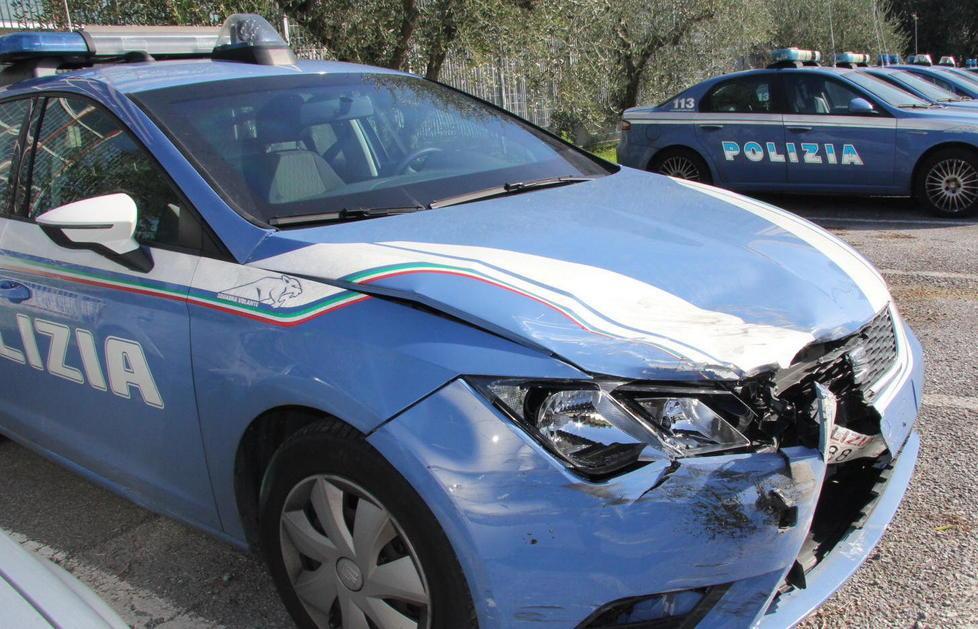 Litiga, lo stende con un pugno e scappa via 