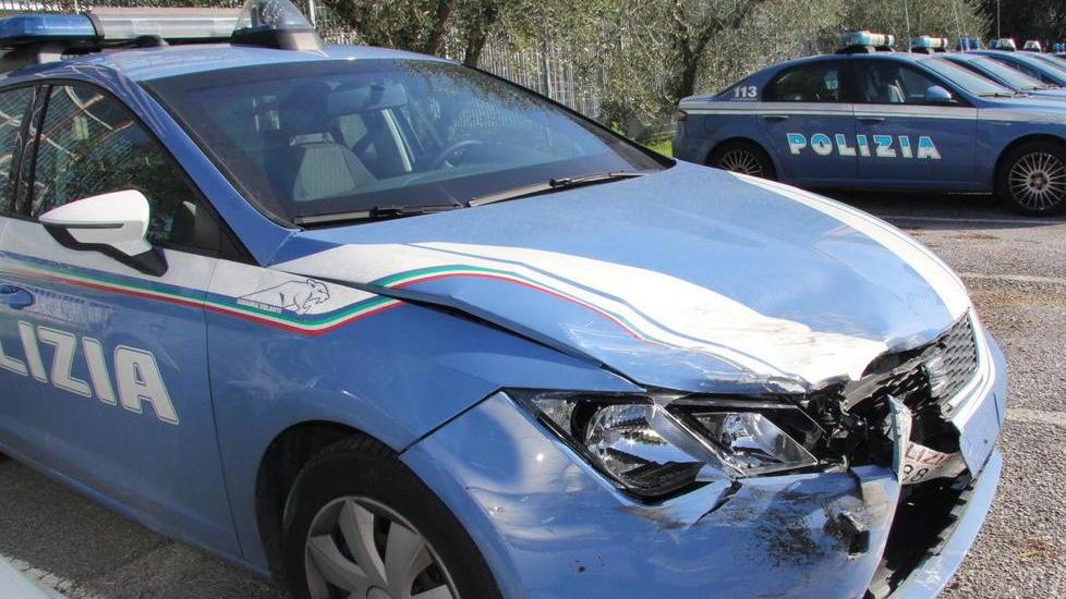 Litiga, lo stende con un pugno e scappa via