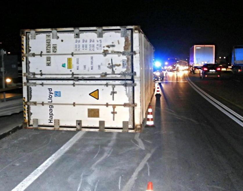 Tir si ribalta e perde il carico