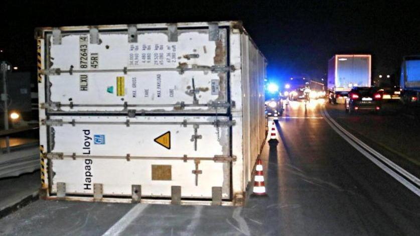 Tir si ribalta e perde il carico