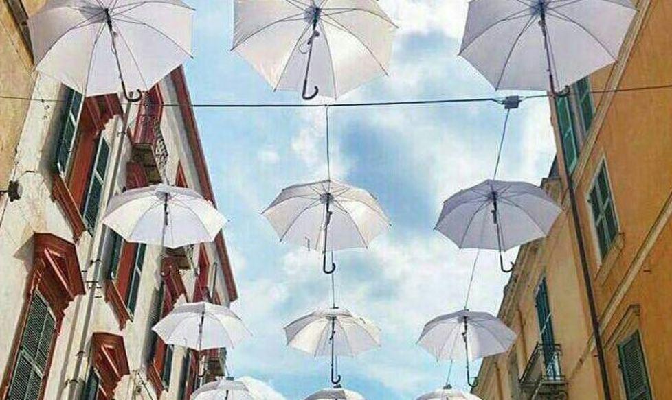 Brindisi sotto gli ombrelli per la “Galleria Cavour” 