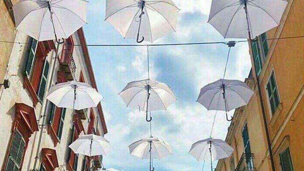 Brindisi sotto gli ombrelli per la “Galleria Cavour” 