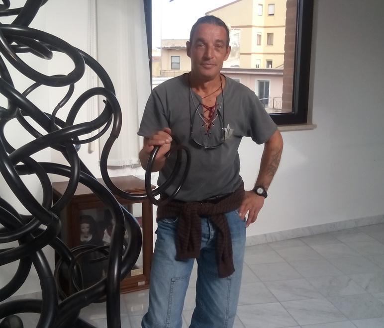 Ex operaio si incatena in Comune: chiede un lavoro