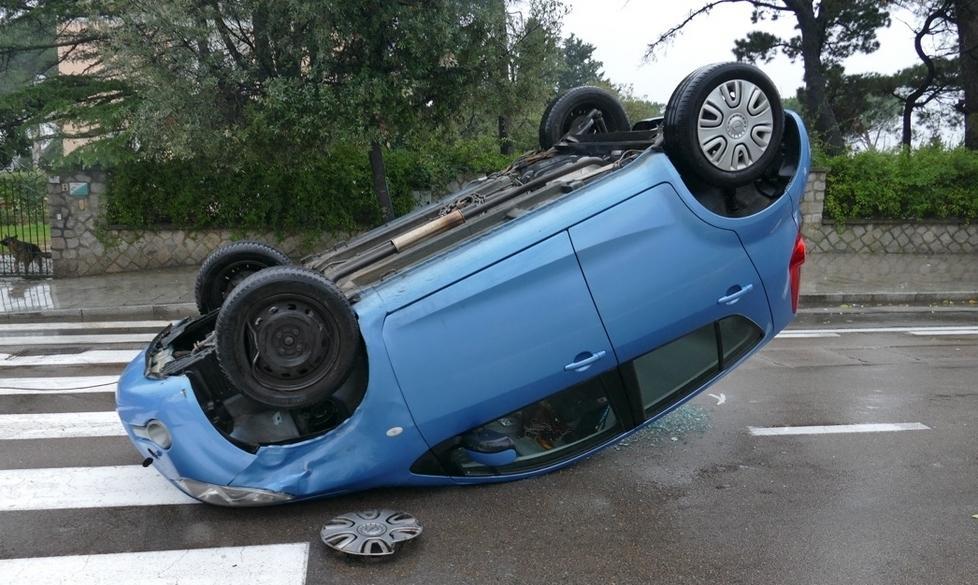 Anziana cappotta e va all’ospedale