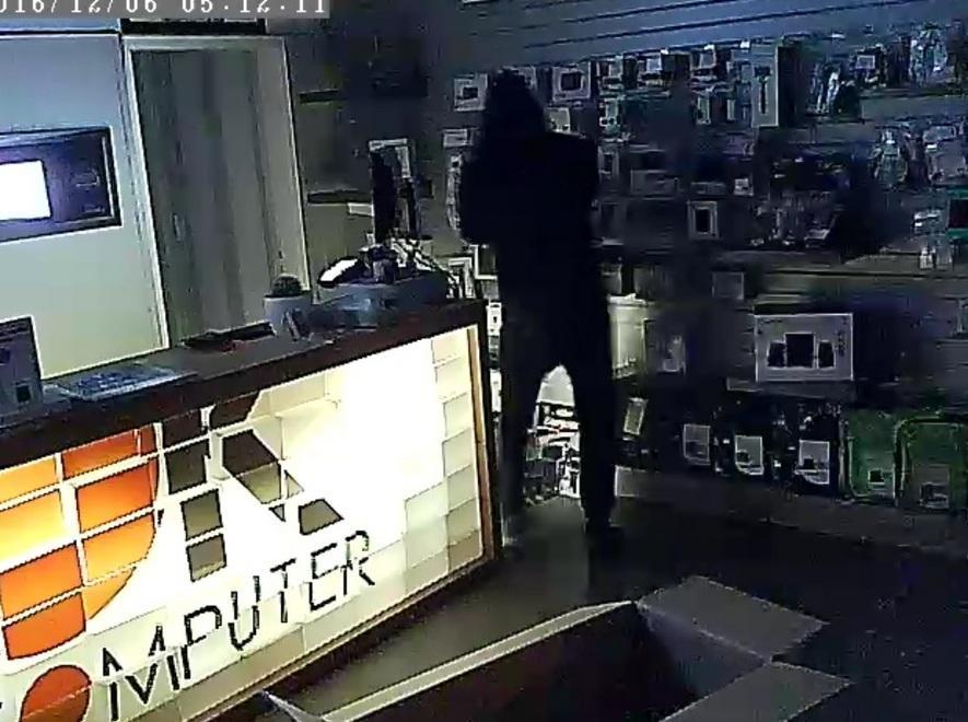 Colpo all’alba in negozio Spariti pc per 5mila euro