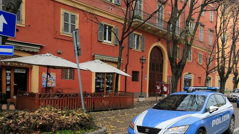 Calci e pugni per rubare sigarette