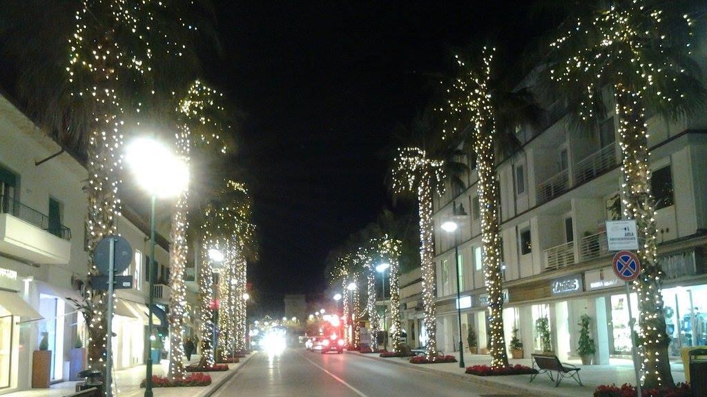 L'illuminazione natalizia in centro a Forte dei Marmi