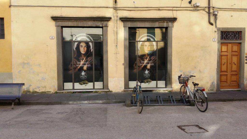 La vetrina del nuovo negozio in piazza San Frediano