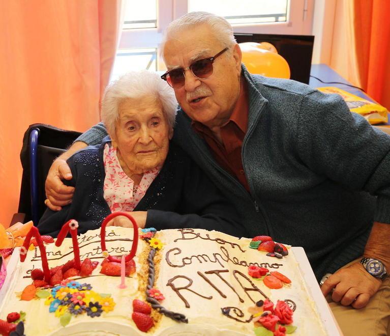 Rita Borchi con il figlio Giuseppe nel giorno del suo 110° compleanno (Foto Nucci)