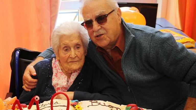 Rita Borchi con il figlio Giuseppe nel giorno del suo 110° compleanno (Foto Nucci)