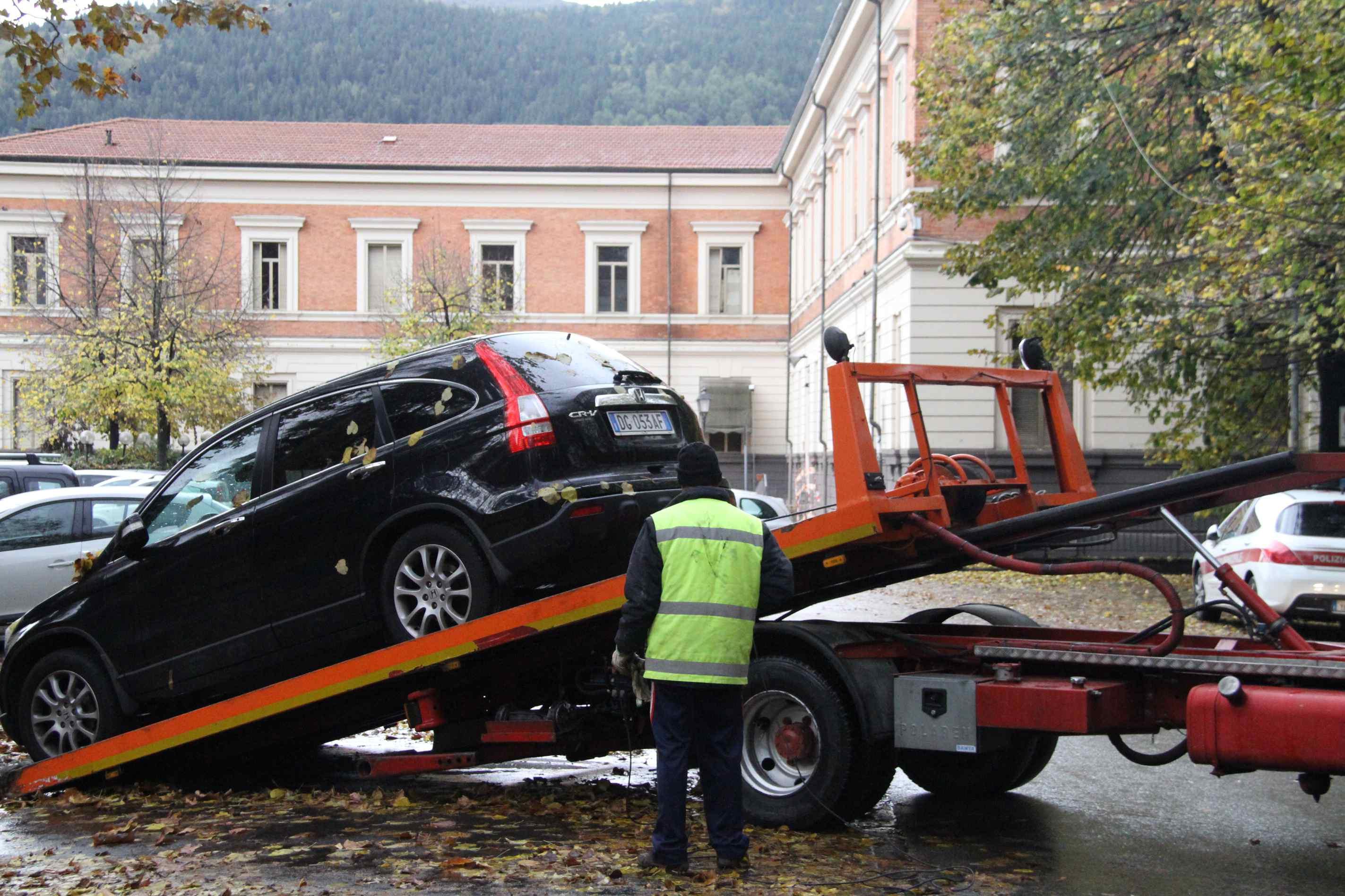 La rimozione di un'auto in occasione di una partita interna del Prato (archivio)