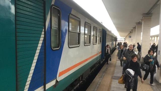 Passeggeri salgono sul treno