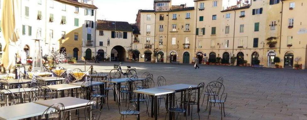 Pochi negozi e locali aperti in piazza Anfiteatro