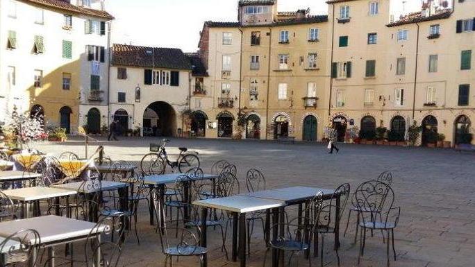 Pochi negozi e locali aperti in piazza Anfiteatro