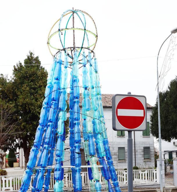Continuano le polemiche attorno all’albero di Natale 
