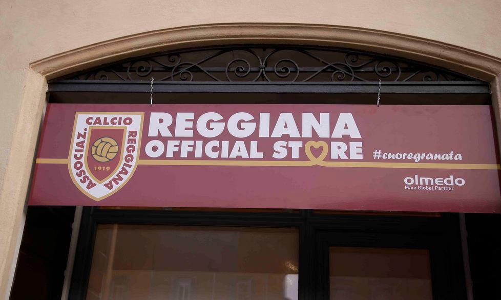 Taglio del nastro per lo store granata