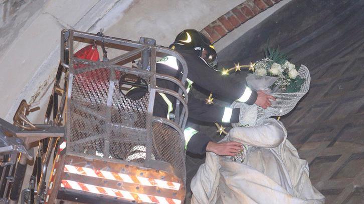 Immacolata, i fiori dei pompieri di Modena alla Madonna di piazza Grande
