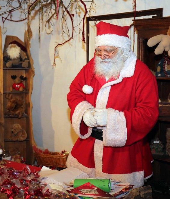 A casa di Babbo Natale tra renne e folletti 