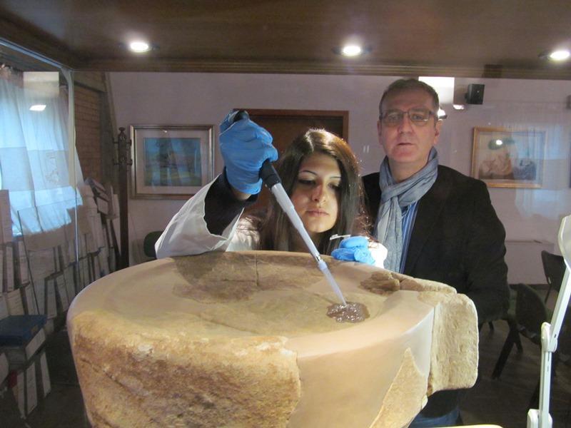 Il prelievo dei residui dalle porosità della pietra di Monte Zara