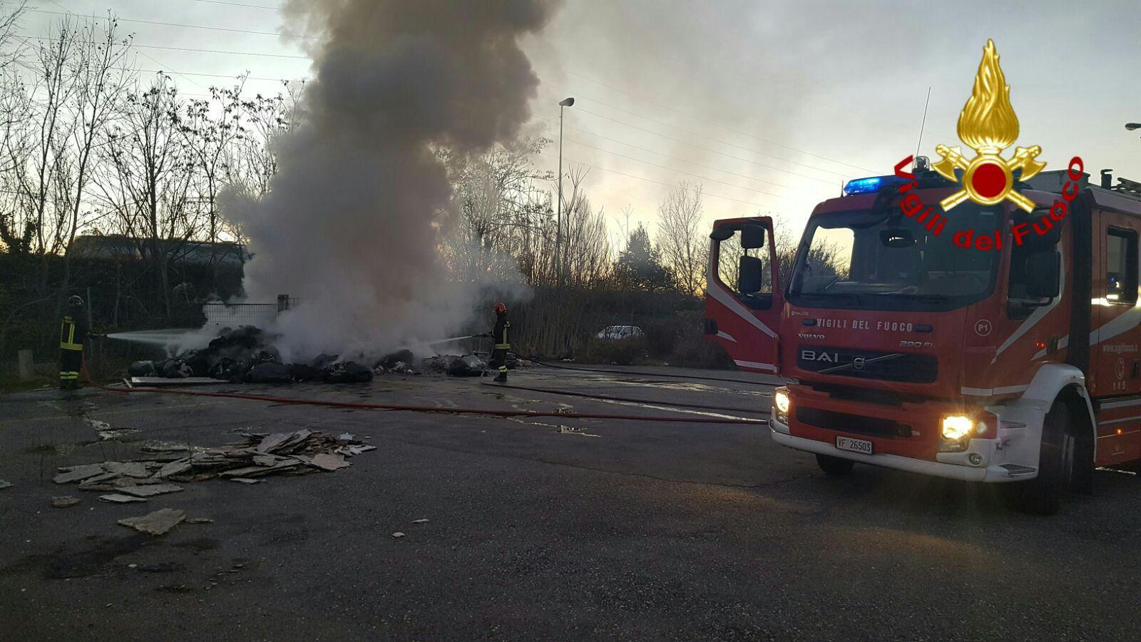 L'incendio accanto alla ex concessionari Renault