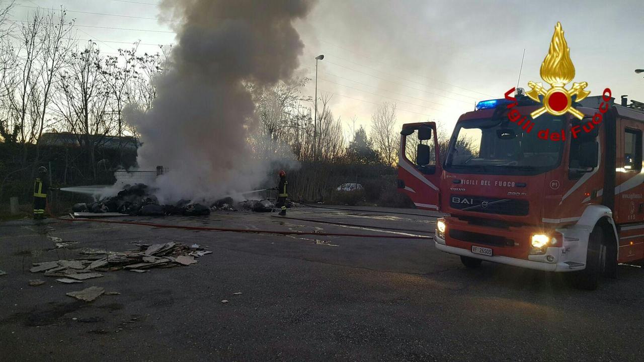 L'incendio accanto alla ex concessionari Renault
