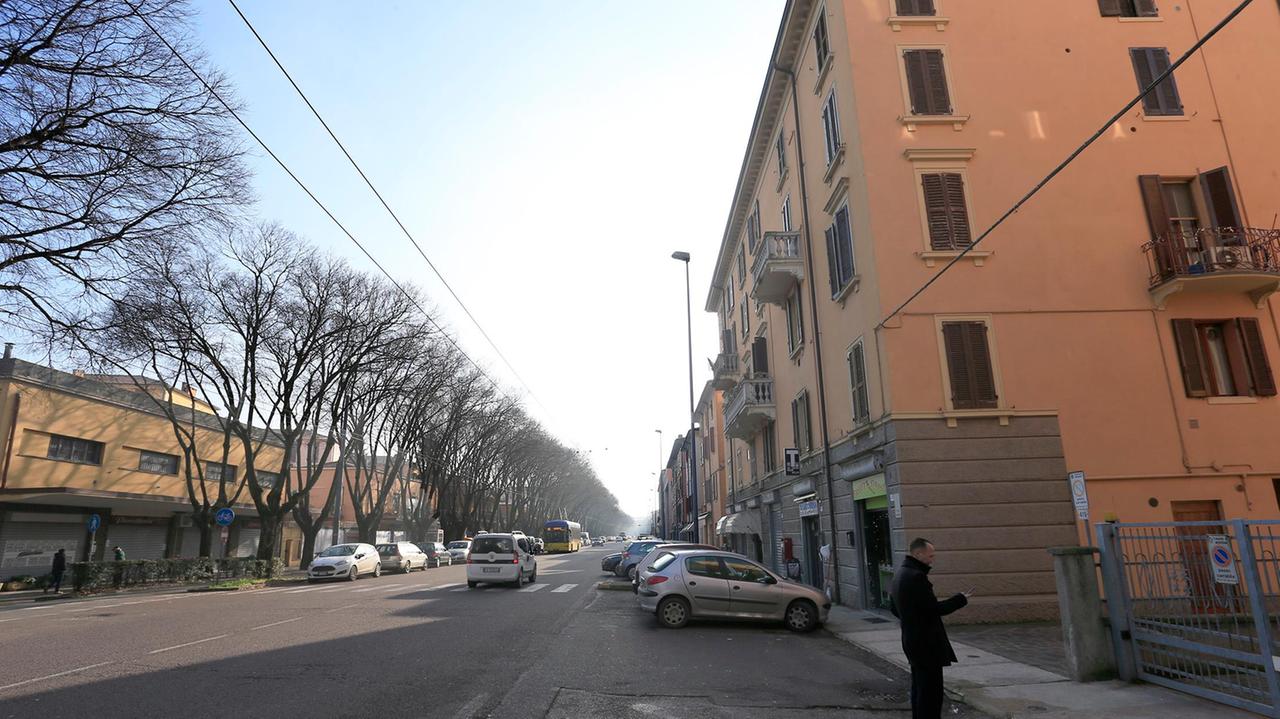 Modena. Viale Storchi, colla nelle serrature di porte e serrande dei negozi