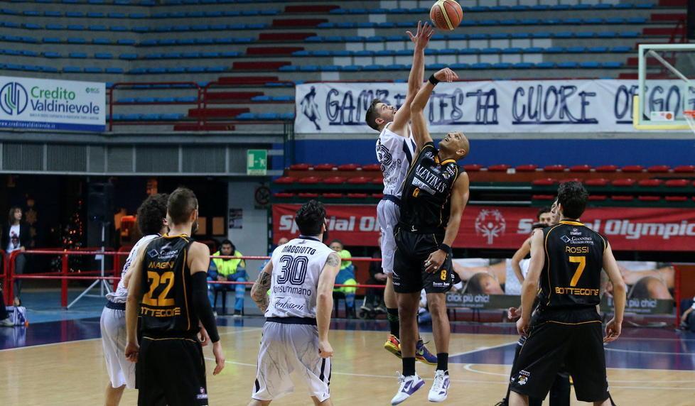Un'azione di gioco durante il derby della passata stagione fra Montecatini e Bottegone (Foto Nucci)