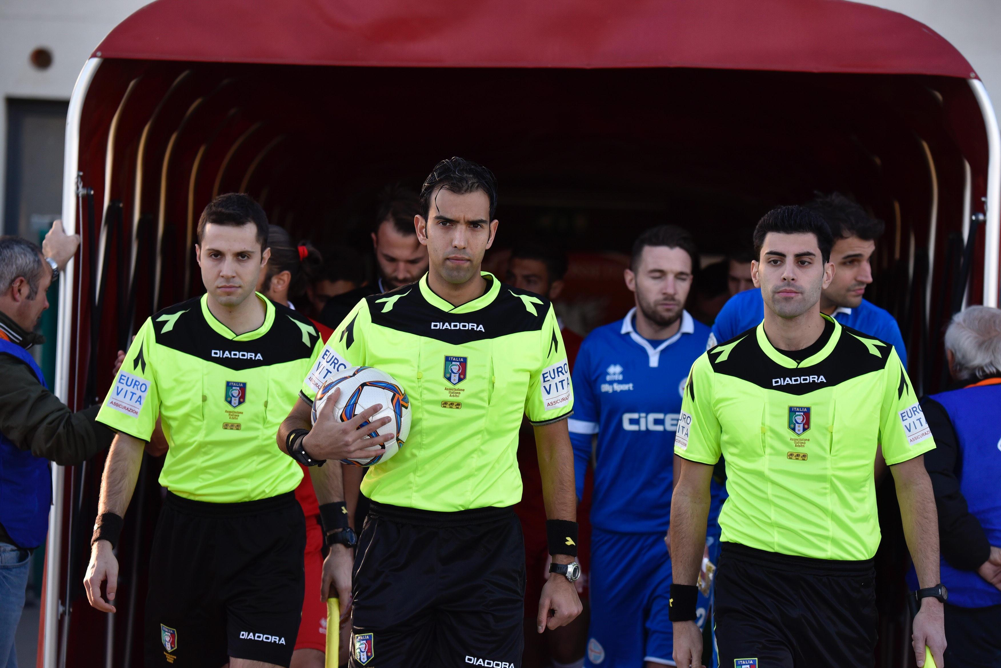 Al centro l'arbitro Angelucci di Foligno prima dell'inizio della gara (foto Bf)