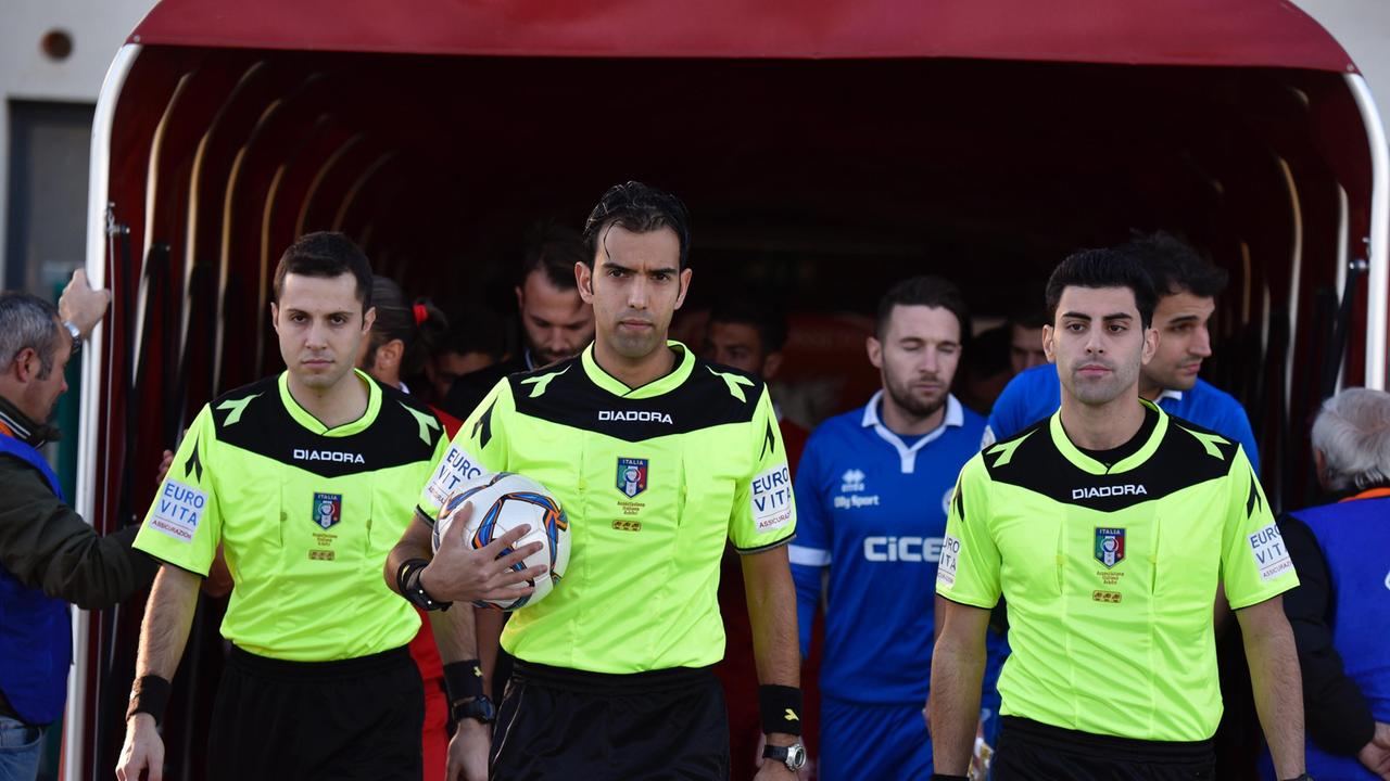 Al centro l'arbitro Angelucci di Foligno prima dell'inizio della gara (foto Bf)