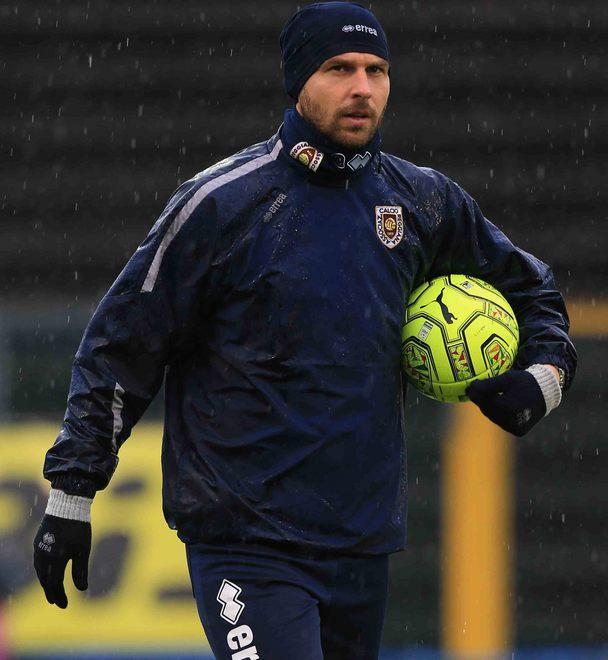 Reggiana, auto depredata all’ex calciatore Zanetti «Avevano ben chiaro cosa rubare» 