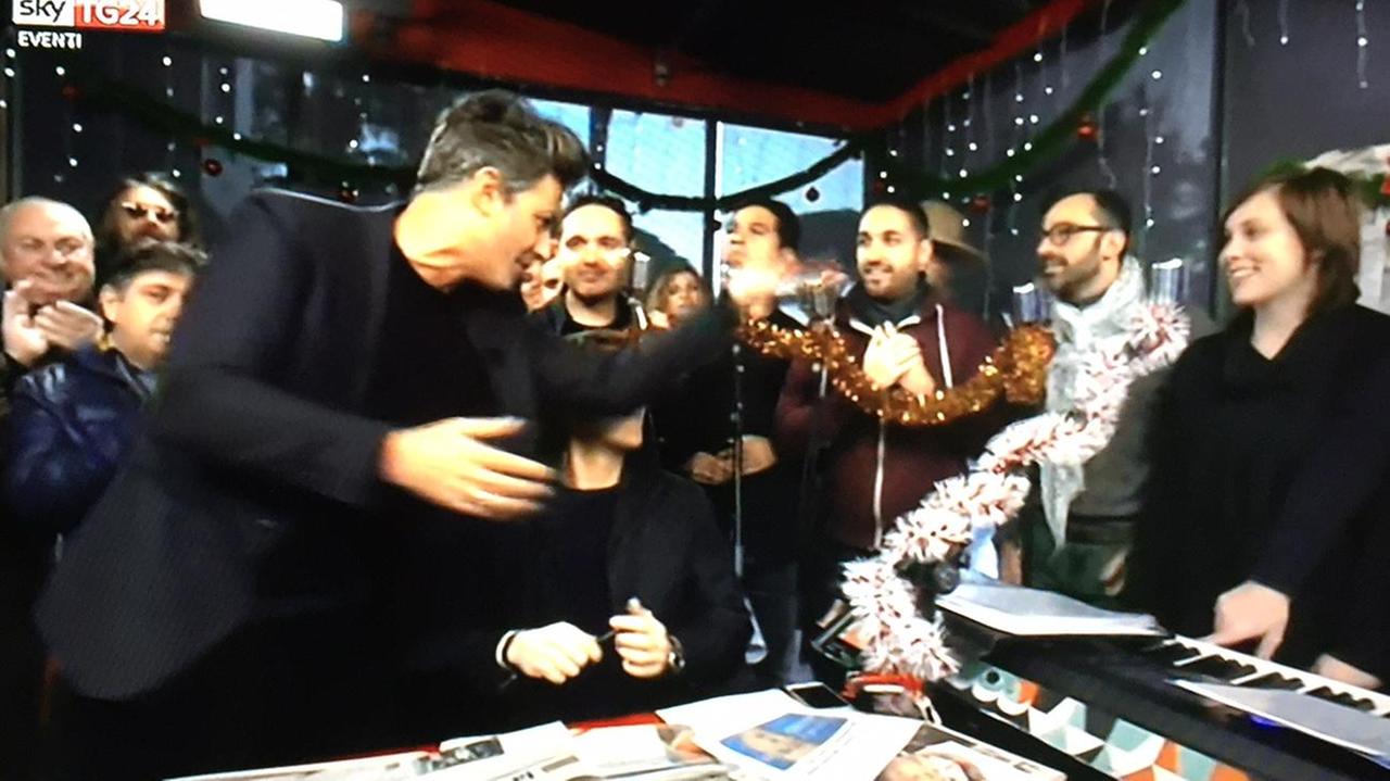 Fiorello mentre dà il bentornata a Giulia Pratelli (a destra) durante Edicola Fiore in onda sui canali Sky