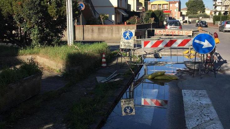 Acqua in strada da tre settimane