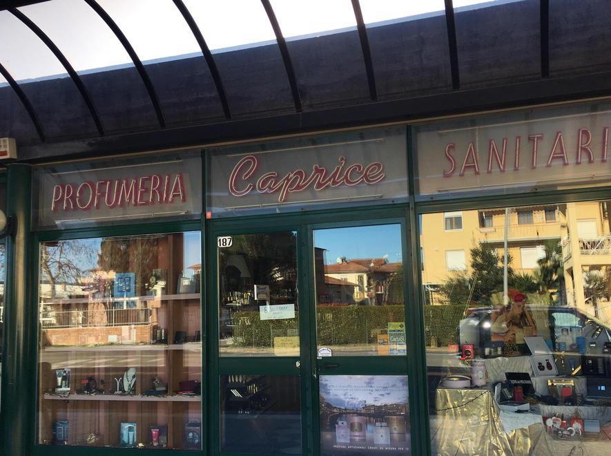 Furto nella profumeria Caprice Rotta la vetrina con un tombino