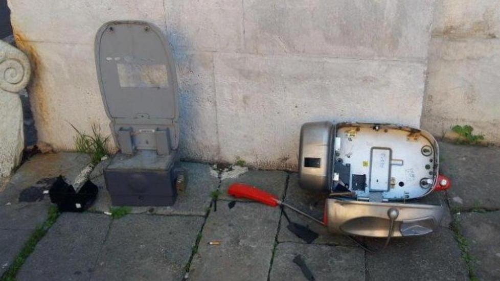 Scassinato telefono pubblico