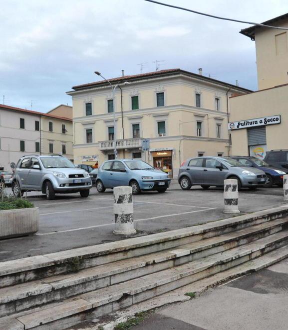 Panchina Rossa e albero con gli Amici di piazza Tripoli