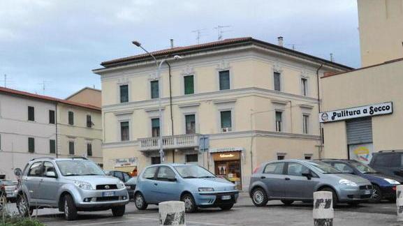 Panchina Rossa e albero con gli Amici di piazza Tripoli
